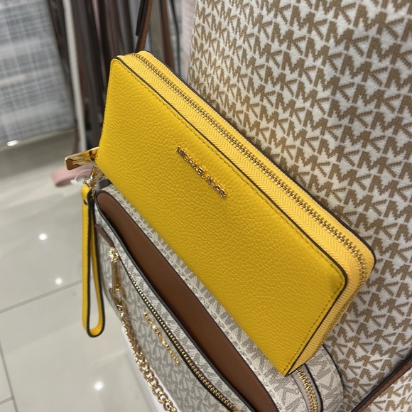 Michael Kors Jet Set Travel Large Travel CONTINENTAL 
BUTTER - Picture 13 of 16